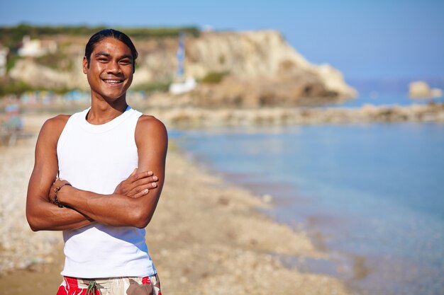 homme fier sur la plage