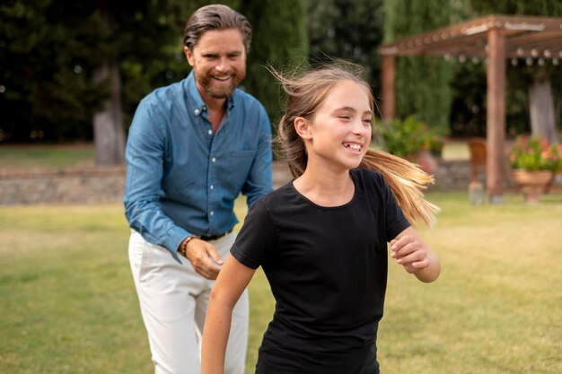 Homme et fille souriants de coup moyen