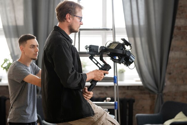 Homme filmant avec une caméra professionnelle pour un nouveau film