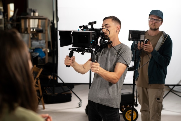 Homme filmant avec une caméra professionnelle pour un nouveau film