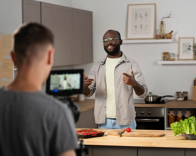 Homme filmant avec une caméra professionnelle pour un nouveau film