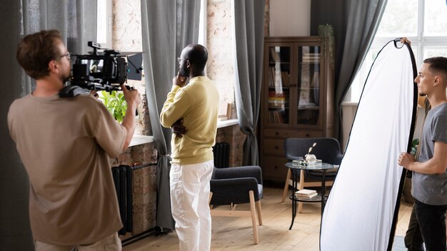 Homme filmant avec une caméra professionnelle pour un nouveau film