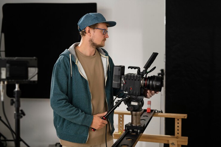 Photo gratuit homme filmant avec une caméra professionnelle