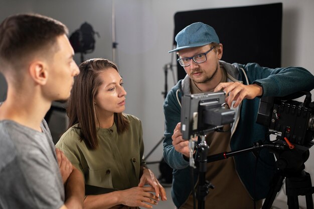 Homme filmant avec une caméra professionnelle