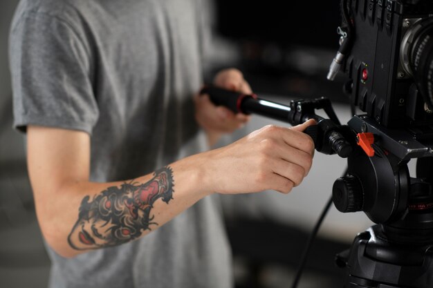 Homme filmant avec une caméra professionnelle