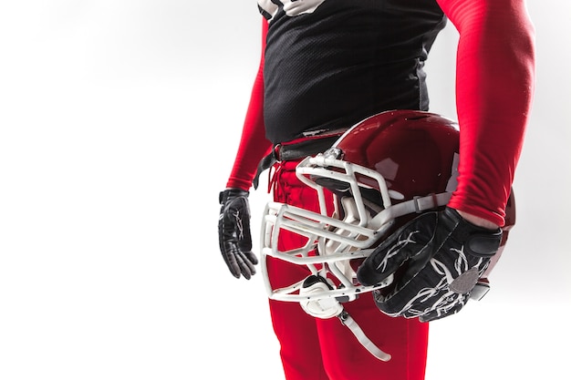 Homme de fitness caucasien en tant que joueur de football américain avec casque sur blanc