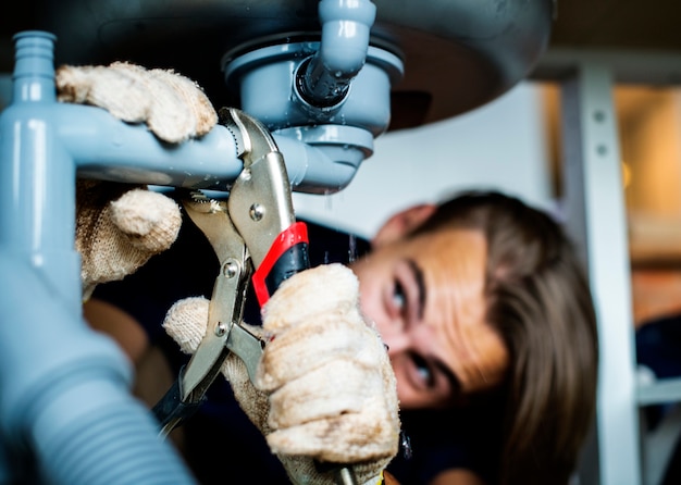 Photo gratuite homme fixant un évier de cuisine