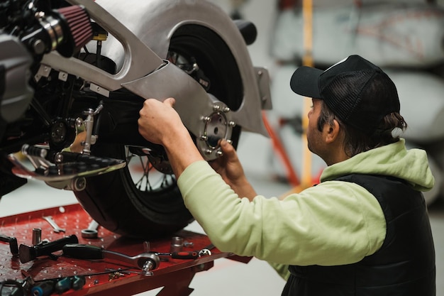 Homme fixant une moto dans un atelier moderne