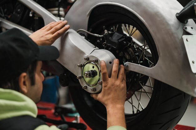 Homme fixant une moto dans un atelier moderne