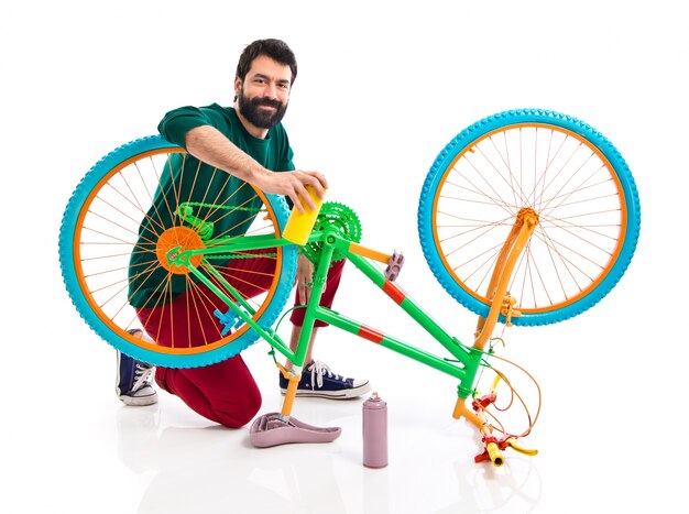 Homme fixant un vélo