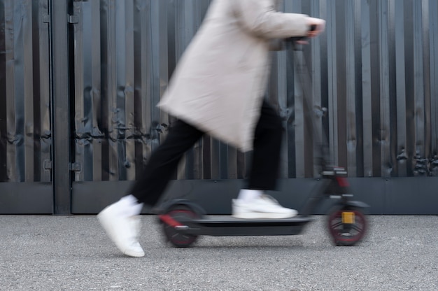 Homme flou sur la vue latérale du scooter