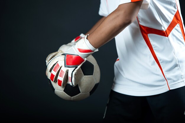 Homme de football jeune gardien isolé de l'équipe de football de l'Académie