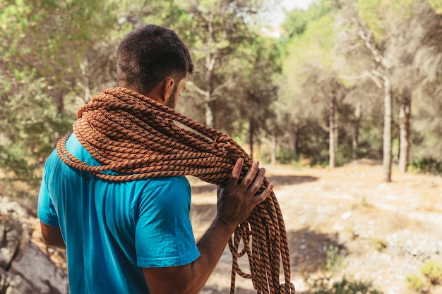 Homme en forêt avec corde autour du cou