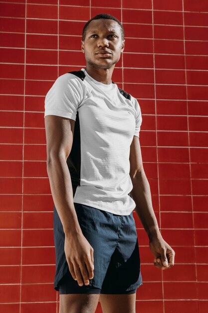 Homme en forme de faible angle posant