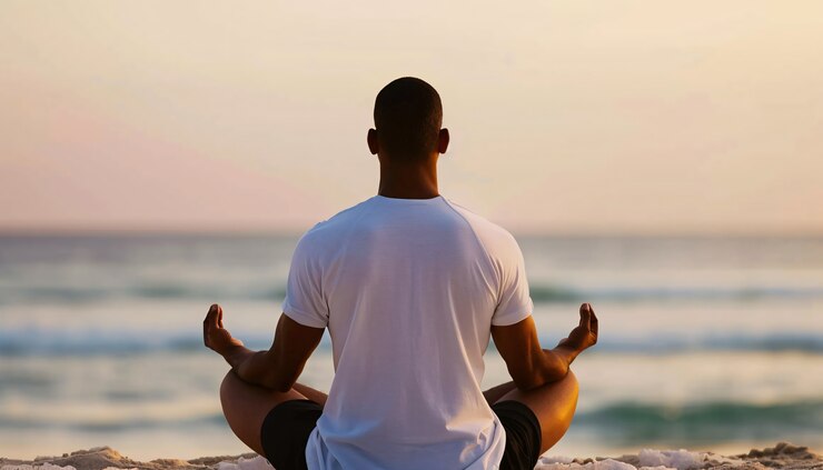 Un homme en forme pratiquant le yoga.