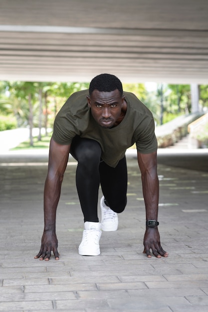 Photo gratuite homme en forme de tir complet prêt à courir