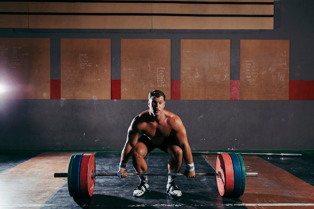 Homme fort faisant du bodybuilding