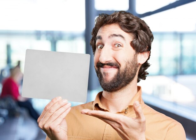 homme fou avec card.funny expression grise