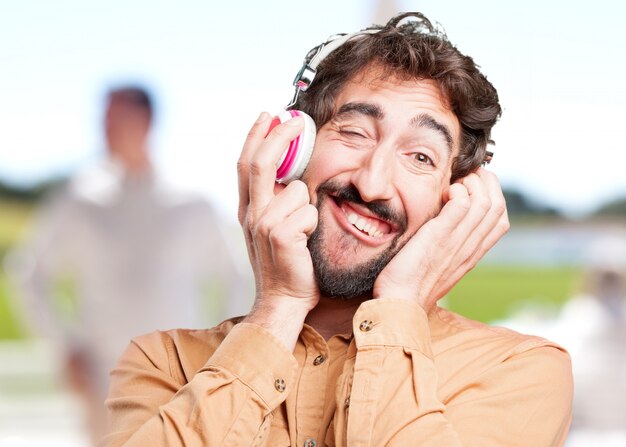 homme fou avec expression headphones.funny