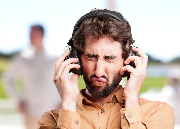 homme fou avec expression headphones.funny