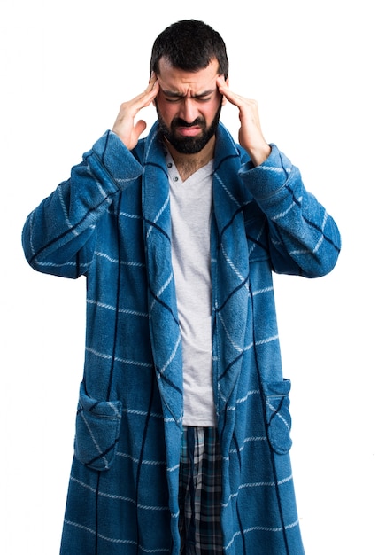 Homme frustré en robe de chambre