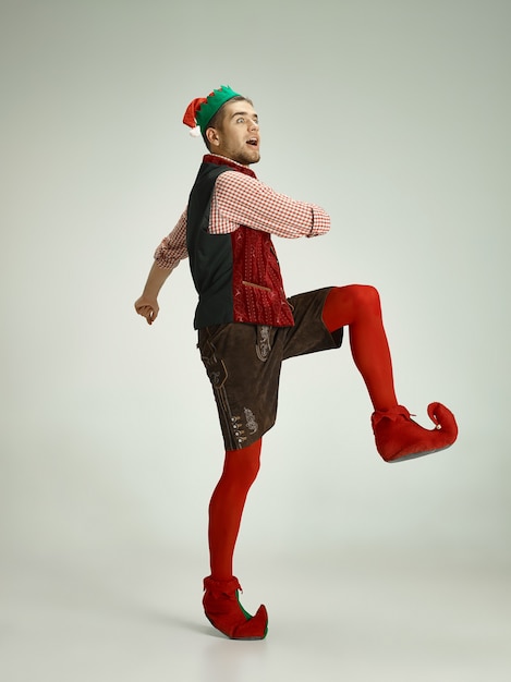 Homme gai en costume d'elfe en mouvement