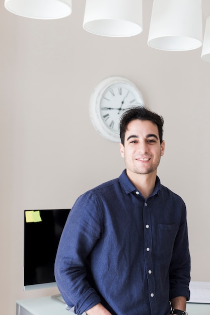 Photo gratuite homme gai debout dans le bureau