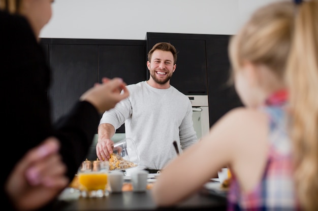 Homme gai, préparer le petit déjeuner pour la famille