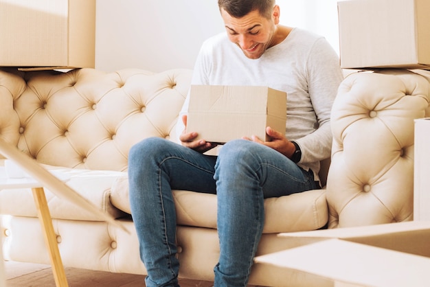 Homme gai, regardant dans la boîte