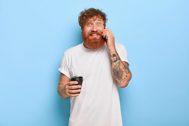 Homme gai rousse avec une barbe épaisse