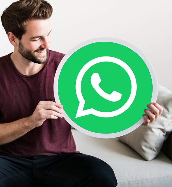 Homme gai tenant une icône WhatsApp Messenger