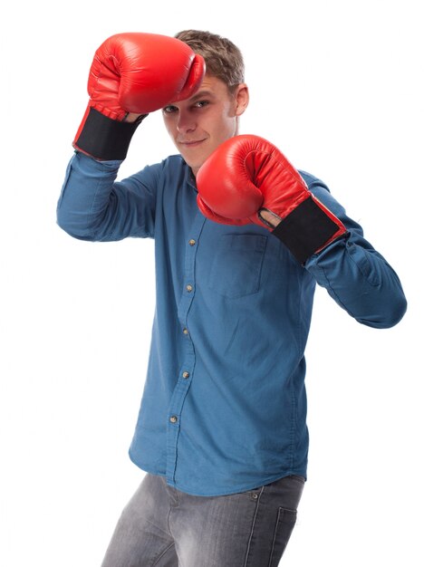 L&#39;homme avec des gants de boxe rouge