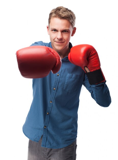 L&#39;homme avec des gants de boxe