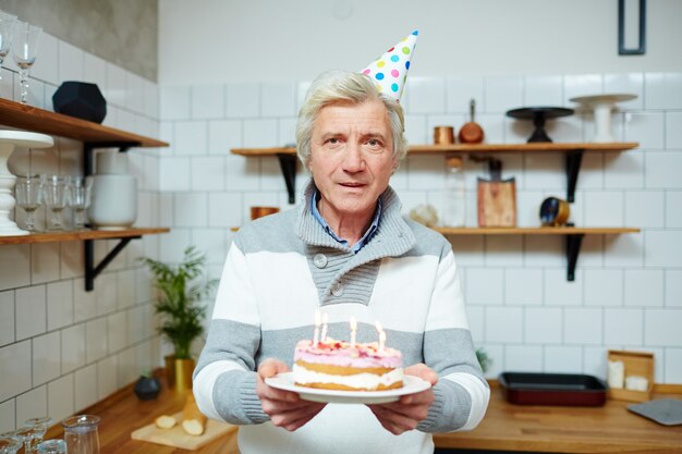 Homme avec gâteau