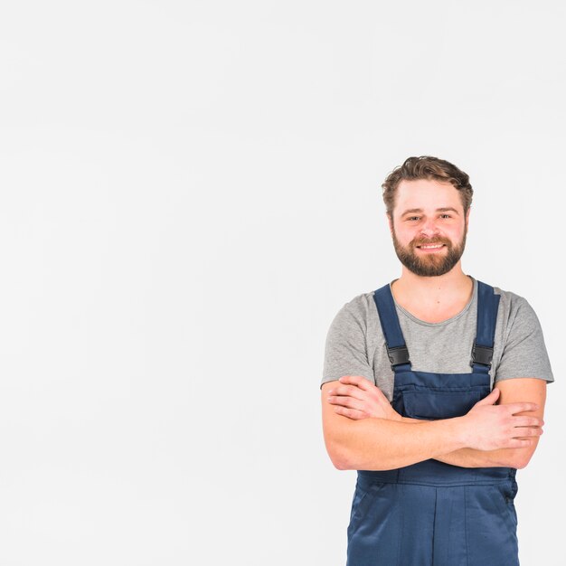 Homme en général avec les bras croisés