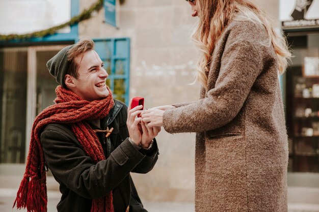 Homme à genoux avec anneau faisant la proposition