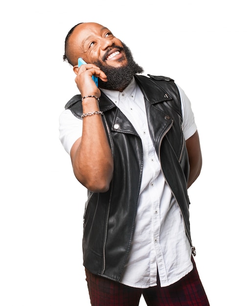 L&#39;homme avec un gilet en cuir parlant au téléphone