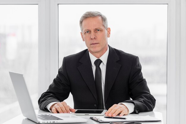 Homme grand angle au bureau