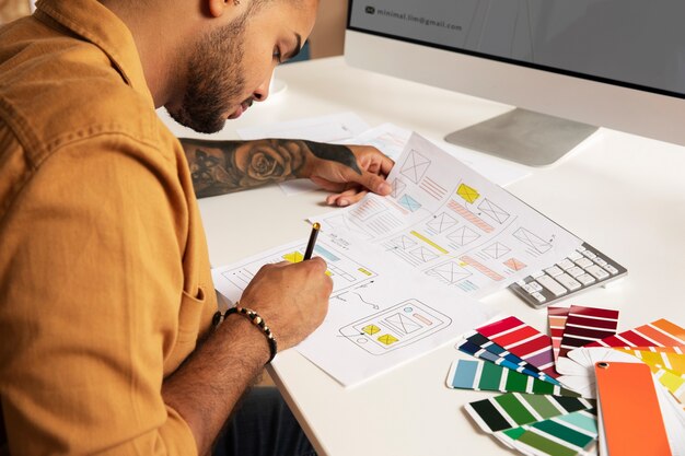 Homme grand angle concevant des sites Web