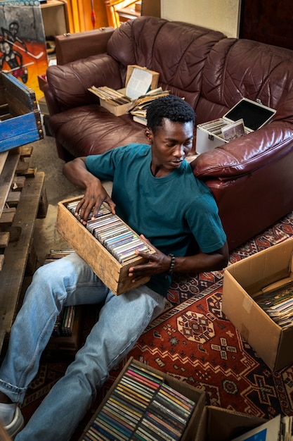 Homme grand angle avec disques vinyles