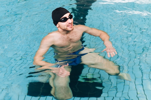 Photo gratuite homme grand angle avec équipement de natation