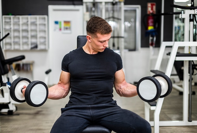 Photo gratuite homme grand angle à la formation de gym avec des poids