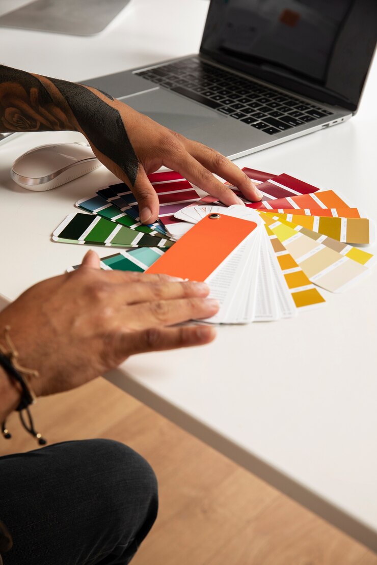 Photo gratuit homme grand angle avec palette de couleurs