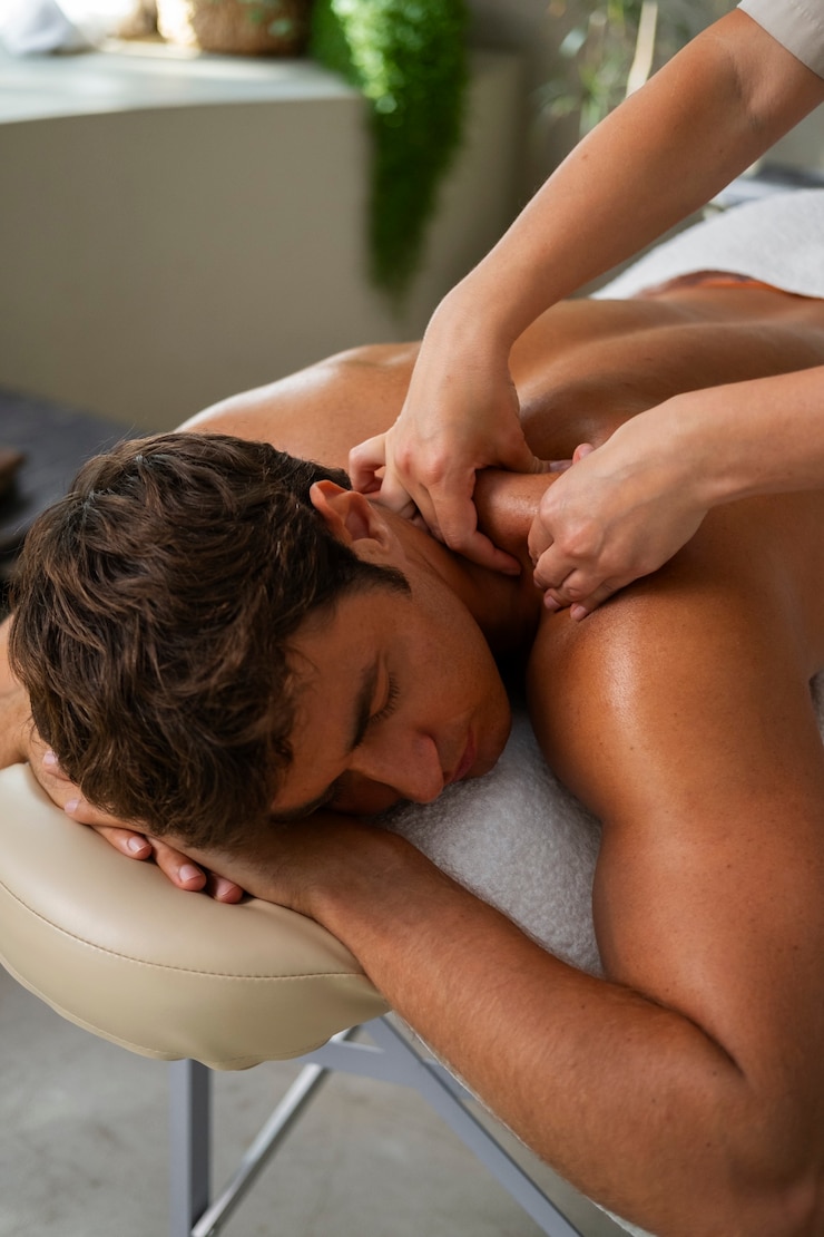Photo gratuit homme grand angle se relaxant au spa