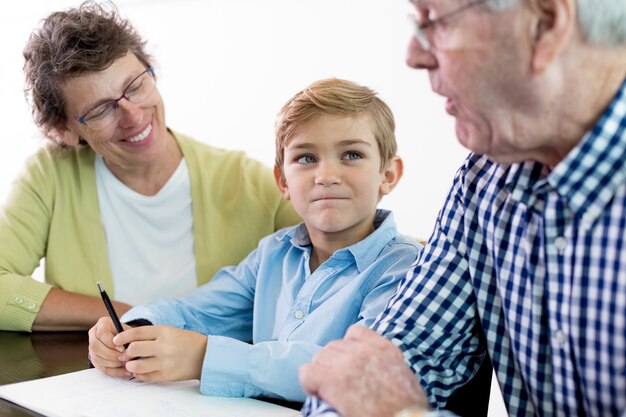 homme groupe mignon réfléchie discuter