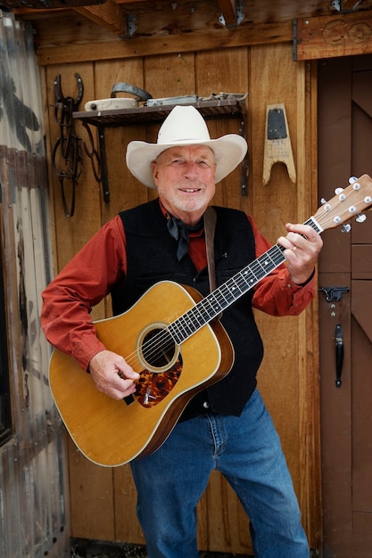 Homme avec guitare se prépare pour un concert de musique country