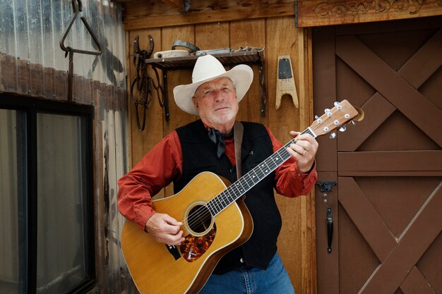 Homme avec guitare se prépare pour un concert de musique country