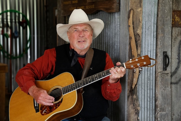 Homme avec guitare se prépare pour un concert de musique country