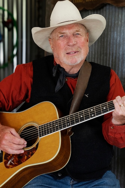 Homme avec guitare se prépare pour un concert de musique country