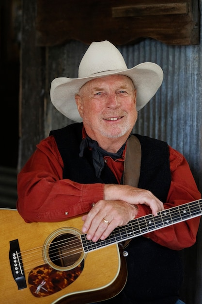 Photo gratuite homme avec guitare se prépare pour un concert de musique country